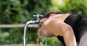 I vantaggi di bere acqua del rubinetto in Italia.